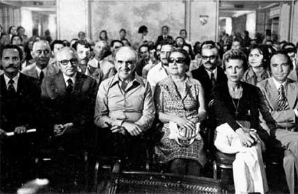 Πώς ντύνονταν οι γυναίκες βουλευτίνες πριν κάνουν απόβαση οι παπαγάλοι στη Βουλή [εικόνες] | iefimerida.gr 4