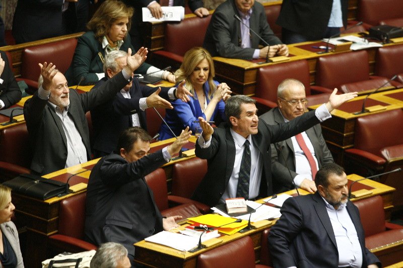 Πανδαιμόνιο στη Βουλή και παρ' ολίγον ξύλο: Βουλευτές του ΣΥΡΙΖΑ εναντίον Λοβέρδου [εικόνες] | iefimerida.gr 9