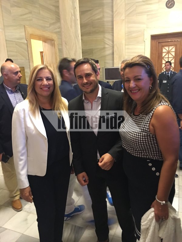 Η Φώφη φωτογραφίζεται με τον γιο του Λεβέντη και βουλευτή της ΝΔ και κάνει χιούμορ: «Η επόμενη συγκυβέρνηση» | iefimerida.gr 0