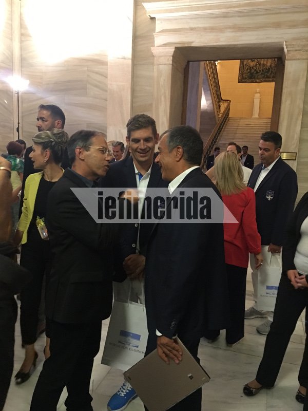 Η Φώφη φωτογραφίζεται με τον γιο του Λεβέντη και βουλευτή της ΝΔ και κάνει χιούμορ: «Η επόμενη συγκυβέρνηση» | iefimerida.gr 2