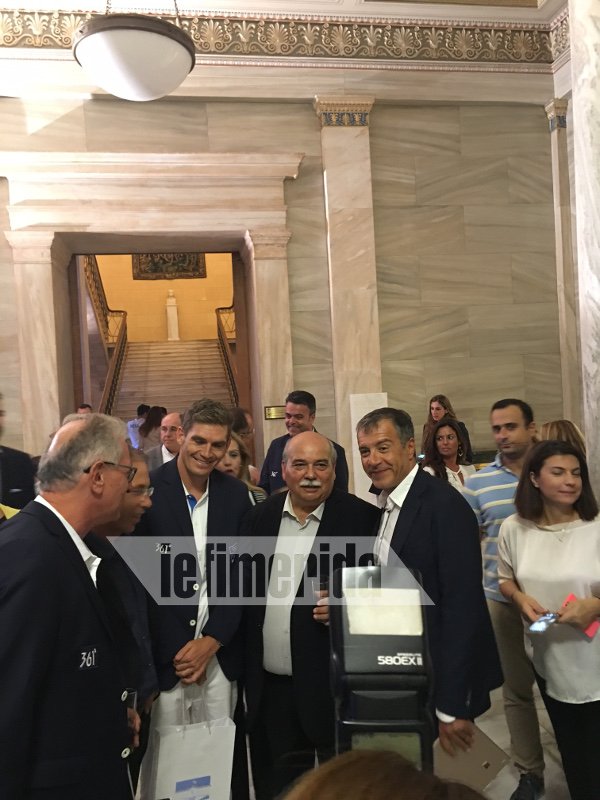 Η Φώφη φωτογραφίζεται με τον γιο του Λεβέντη και βουλευτή της ΝΔ και κάνει χιούμορ: «Η επόμενη συγκυβέρνηση» | iefimerida.gr 1