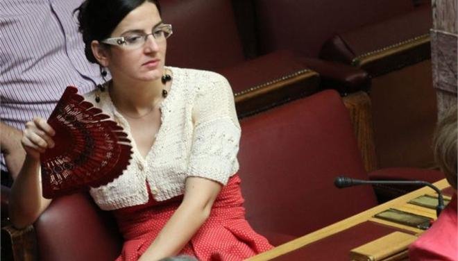 Πώς ντύνονταν οι γυναίκες βουλευτίνες πριν κάνουν απόβαση οι παπαγάλοι στη Βουλή [εικόνες] | iefimerida.gr 13