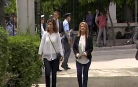 Ορκωμοσία: Το κολάν της Βούλτεψη, το πράσινο παπαγαλί της Γκερέκου και οι γυναίκες των υπουργών [εικόνες&βίντεο] | iefimerida.gr 2