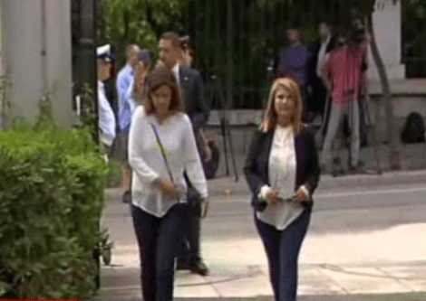 Ορκωμοσία: Το κολάν της Βούλτεψη, το πράσινο παπαγαλί της Γκερέκου και οι γυναίκες των υπουργών [εικόνες&βίντεο] | iefimerida.gr 4