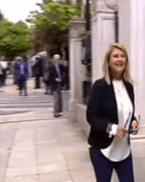 Ορκωμοσία: Το κολάν της Βούλτεψη, το πράσινο παπαγαλί της Γκερέκου και οι γυναίκες των υπουργών [εικόνες&βίντεο] | iefimerida.gr 5