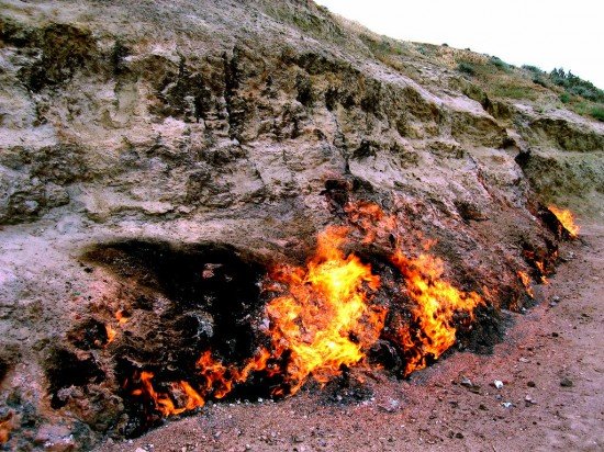 Απίστευτες εικόνες από το ιερό βουνό που καίγεται συνεχώς -Μία πραγματικότητα με πολλούς μύθους [βίντεο]  | iefimerida.gr 1