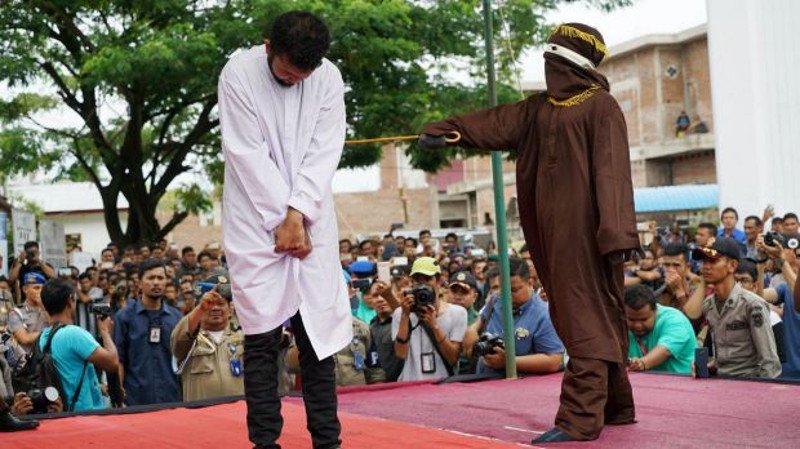 Ινδονησία: Τιμώρησαν με 83 βουρδουλιές δύο άνδρες, επειδή είναι γκέι [εικόνες] | iefimerida.gr 1