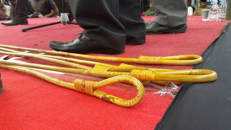 Ινδονησία: Τιμώρησαν με 83 βουρδουλιές δύο άνδρες, επειδή είναι γκέι [εικόνες] | iefimerida.gr 0