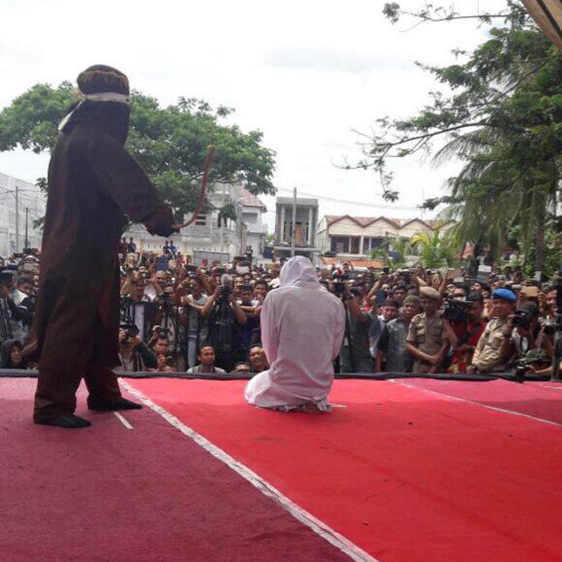 Ινδονησία: Τιμώρησαν με 83 βουρδουλιές δύο άνδρες, επειδή είναι γκέι [εικόνες] | iefimerida.gr 2