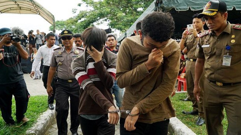 Ινδονησία: Τιμώρησαν με 83 βουρδουλιές δύο άνδρες, επειδή είναι γκέι [εικόνες] | iefimerida.gr 5