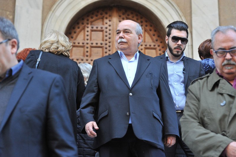 Πλήθος κόσμου στην κηδεία του Παναγιώτη Τέτση -Σήμερα στην Υδρα η ταφή | iefimerida.gr 4