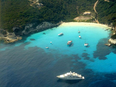 Βουτούμι: Το κρυμμένο μυστικό των Αντίπαξων -Η παραλία με τα λουλακί νερά που θα ζήλευε και η Χαβάη [εικόνες]   | iefimerida.gr 2