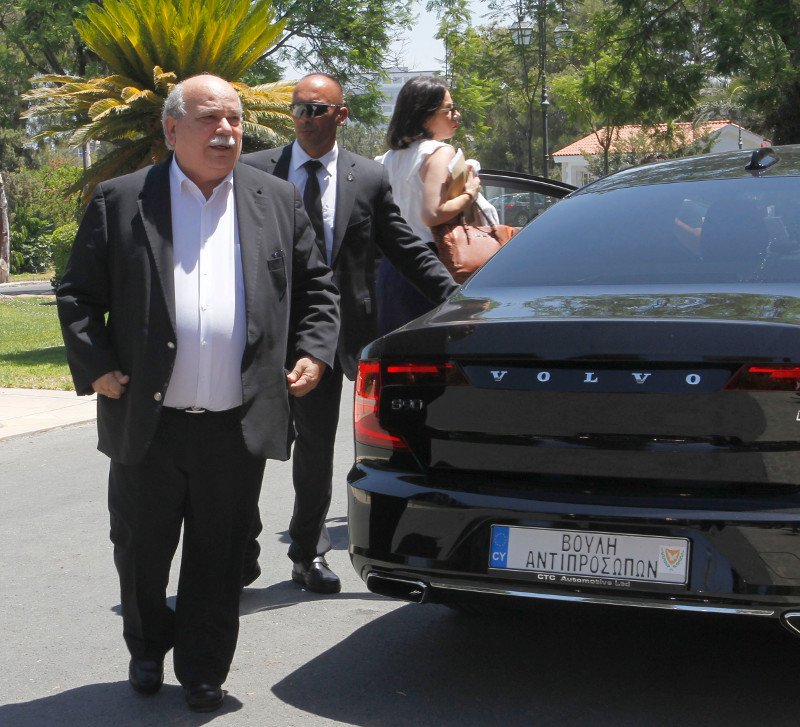 «Επιπλέει στα κοστούμια του ο Βούτσης» -Η νέα, αδυνατισμένη εμφάνιση του Προέδρου της Βουλής [εικόνες] | iefimerida.gr 9