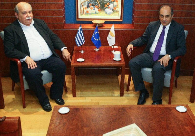 «Επιπλέει στα κοστούμια του ο Βούτσης» -Η νέα, αδυνατισμένη εμφάνιση του Προέδρου της Βουλής [εικόνες] | iefimerida.gr 10