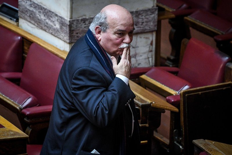Ο Πρόεδρος της Βουλής στέλνει κάπου τα φιλιά του