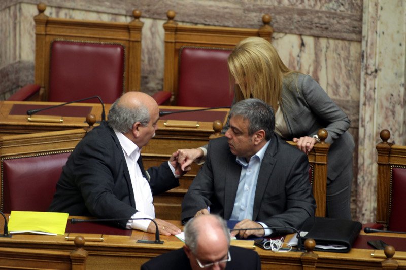 Το χειροφίλημα του Νίκου Βούτση στην Θεοδώρα Τζάκρη μέσα στην Ολομέλεια [εικόνες] | iefimerida.gr 0