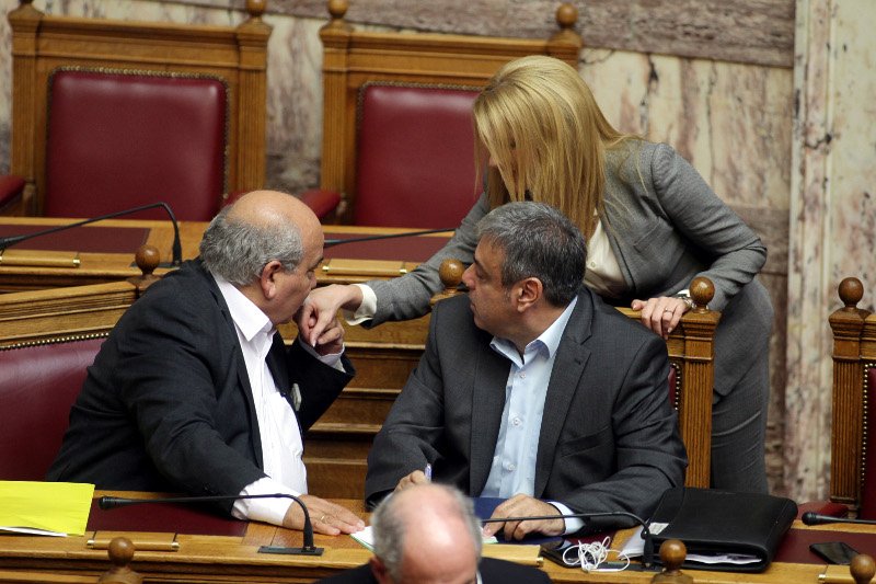 Το χειροφίλημα του Νίκου Βούτση στην Θεοδώρα Τζάκρη μέσα στην Ολομέλεια [εικόνες] | iefimerida.gr 1