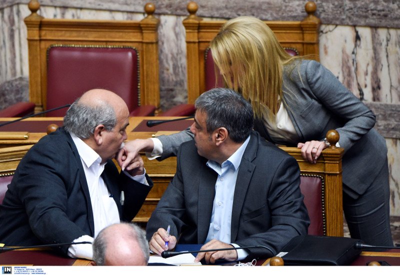 Το χειροφίλημα του Νίκου Βούτση στην Θεοδώρα Τζάκρη μέσα στην Ολομέλεια [εικόνες] | iefimerida.gr 2