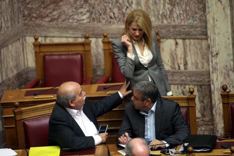 Το χειροφίλημα του Νίκου Βούτση στην Θεοδώρα Τζάκρη μέσα στην Ολομέλεια [εικόνες] | iefimerida.gr 3