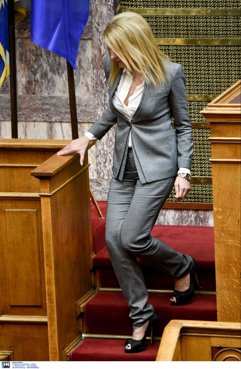 Το χειροφίλημα του Νίκου Βούτση στην Θεοδώρα Τζάκρη μέσα στην Ολομέλεια [εικόνες] | iefimerida.gr 4