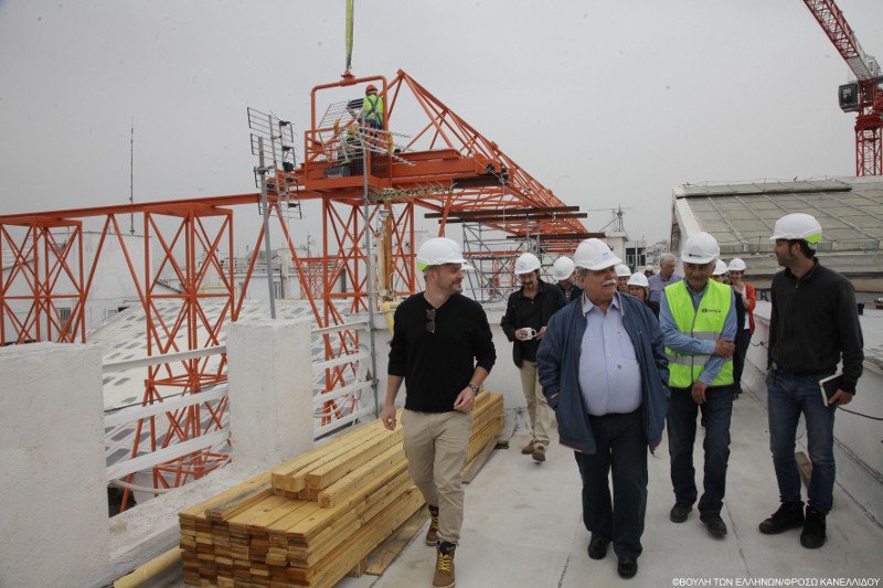 Ο Βούτσης με κράνος ανέβηκε στην... ταράτσα της Βουλής -Επιθεώρηση στα έργα [εικόνες] | iefimerida.gr 1