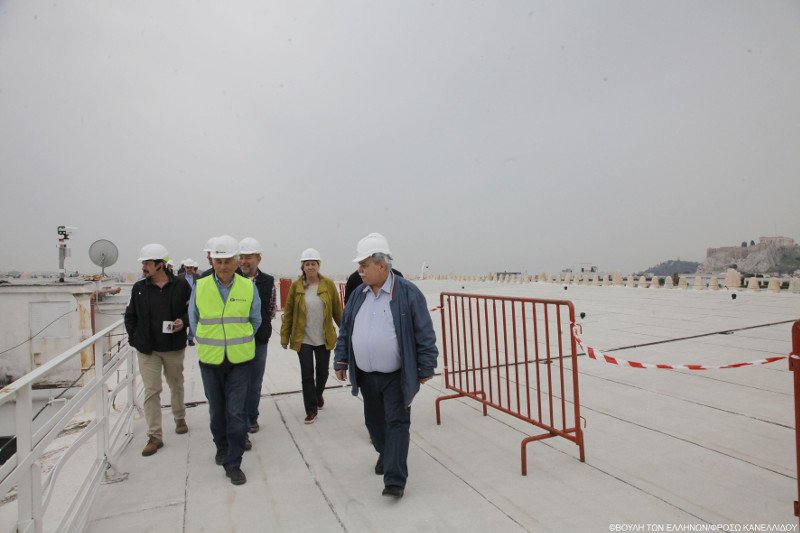 Ο Βούτσης με κράνος ανέβηκε στην... ταράτσα της Βουλής -Επιθεώρηση στα έργα [εικόνες] | iefimerida.gr 0