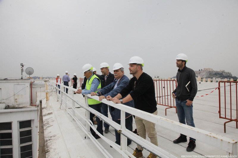 Ο Βούτσης με κράνος ανέβηκε στην... ταράτσα της Βουλής -Επιθεώρηση στα έργα [εικόνες] | iefimerida.gr 2