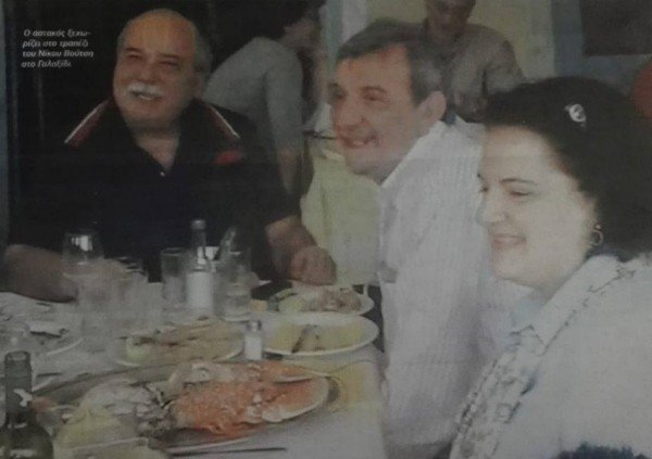 Ο Νίκος Βούτσης τρώει αστακούς στο Γαλαξίδι [εικόνα] | iefimerida.gr 0