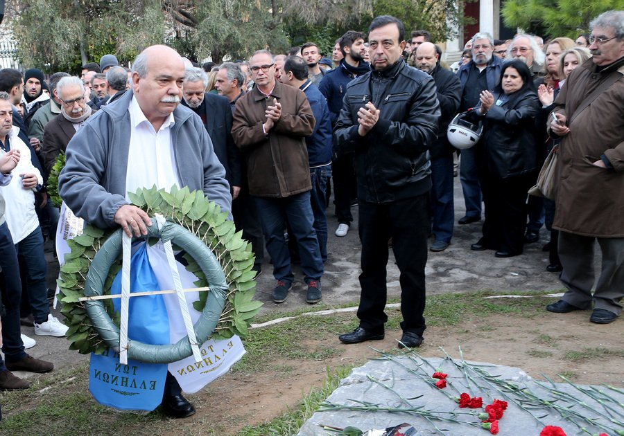 Ενταση στο Πολυτεχνείο: Κατέθεσαν στεφάνι Βούτσης, Γαβρόγλου και αντιπροσωπεία του ΣΥΡΙΖΑ [εικόνες] | iefimerida.gr 0