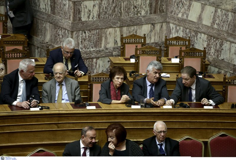 Γέμισε η Βουλή: Ποιοι πήγαν για να δουν τον Γιούνκερ – Οι αγκαλιές και τα φιλιά με Παπανδρέου [εικόνες] | iefimerida.gr 2