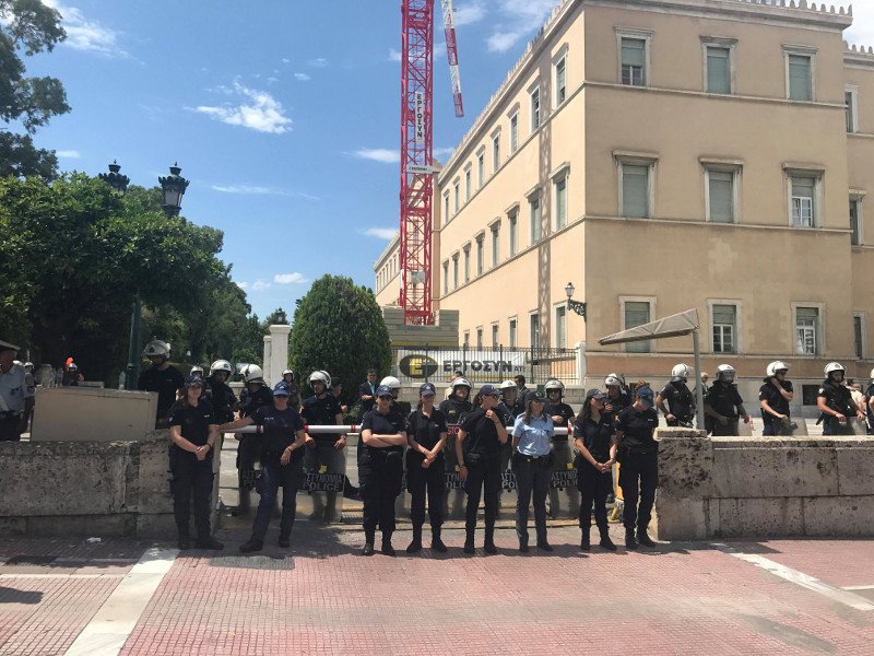 Οι συνταξιούχοι έξω από τη Βουλή -Είπαν «όχι» στις νέες μειώσεις [εικόνες & βίντεο] | iefimerida.gr 0