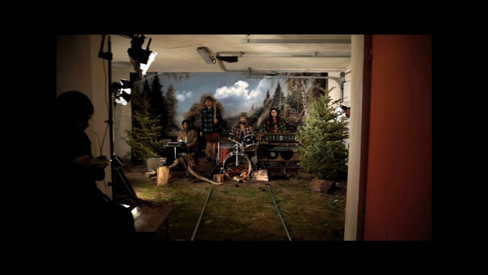 Αντρες & γυναίκες σ' ένα κεφάτο garage πάρτι στη μουσική σκηνή του Bios Ρομάντσο [εικόνες] | iefimerida.gr 1