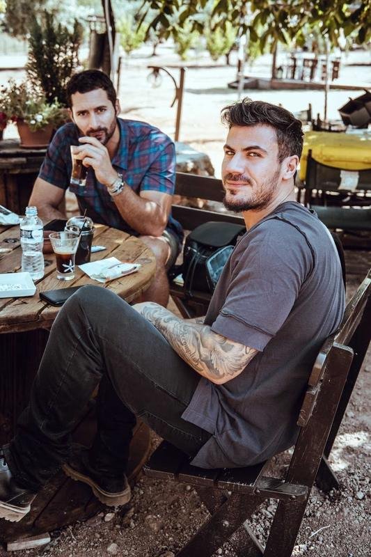 Ο Πετρετζίκης φτιάχνει τυροκαυτερή, τζατζίκι και μελιτζανοσαλάτα στο NBC [εικόνες]  | iefimerida.gr 4