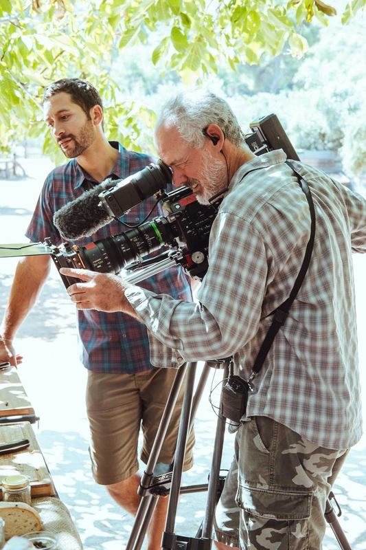 Ο Πετρετζίκης φτιάχνει τυροκαυτερή, τζατζίκι και μελιτζανοσαλάτα στο NBC [εικόνες]  | iefimerida.gr 1