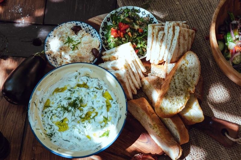 Ο Πετρετζίκης φτιάχνει τυροκαυτερή, τζατζίκι και μελιτζανοσαλάτα στο NBC [εικόνες]  | iefimerida.gr 2