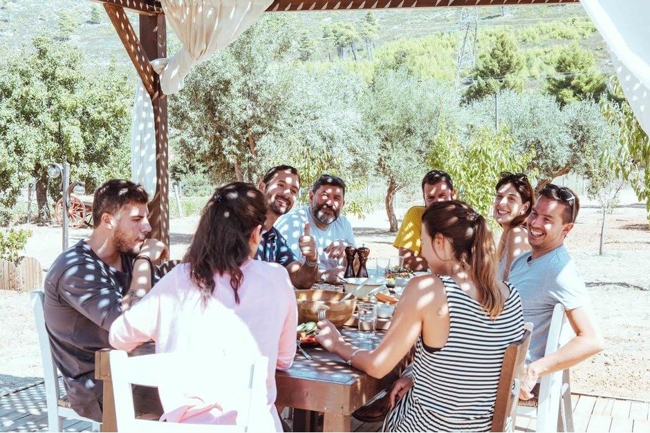 Ο Πετρετζίκης φτιάχνει τυροκαυτερή, τζατζίκι και μελιτζανοσαλάτα στο NBC [εικόνες]  | iefimerida.gr 5