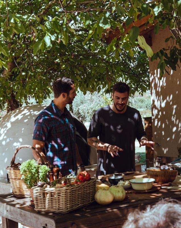 Ο Πετρετζίκης φτιάχνει τυροκαυτερή, τζατζίκι και μελιτζανοσαλάτα στο NBC [εικόνες]  | iefimerida.gr 0