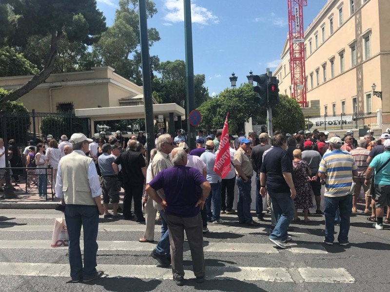 Οι συνταξιούχοι έξω από τη Βουλή -Είπαν «όχι» στις νέες μειώσεις [εικόνες & βίντεο] | iefimerida.gr 1