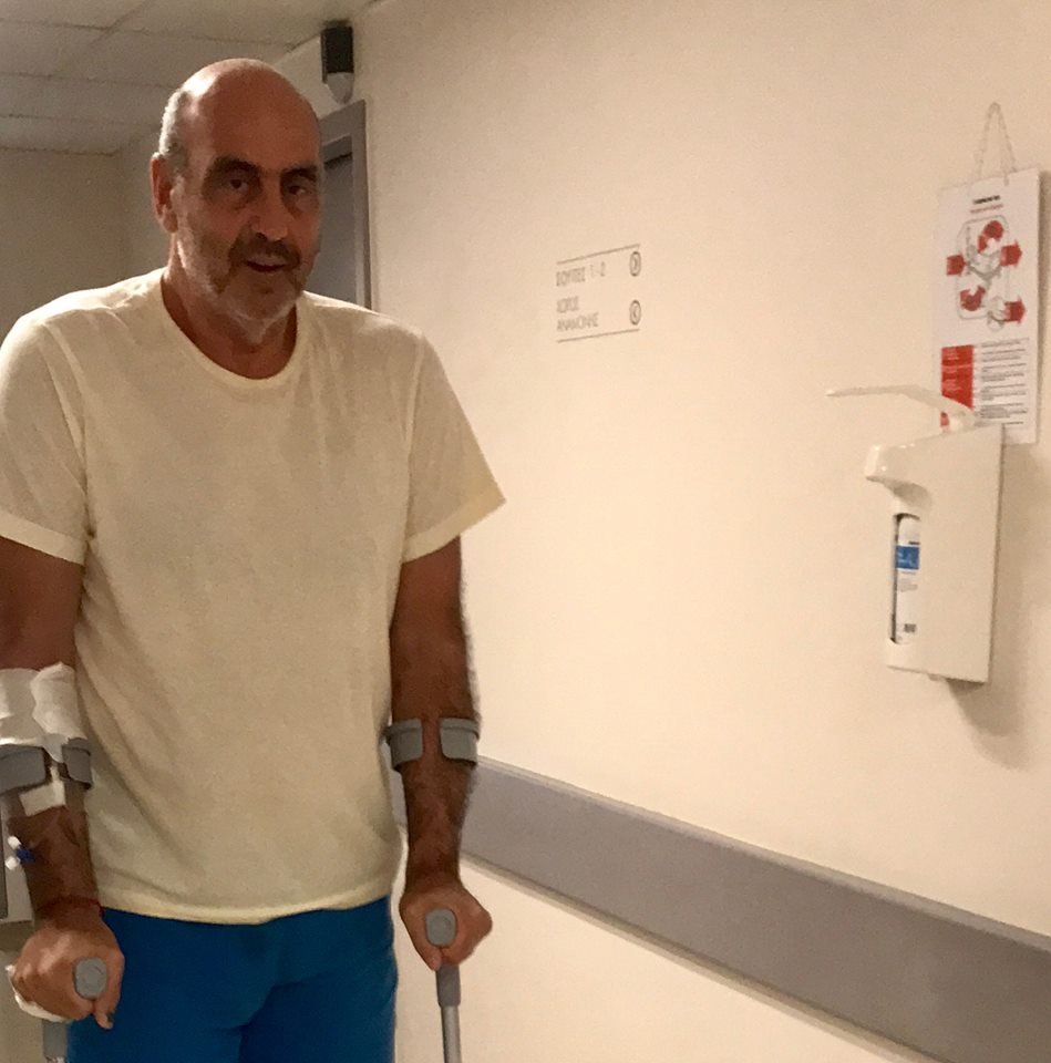 Με πατερίτσες ο Γιώργος Βουλγαράκης μετά από δύο εβδομάδες στο νοσοκομείο [εικόνα] | iefimerida.gr 0