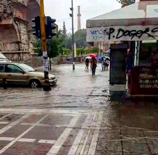 Οι καταιγίδες πλημμύρισαν τη Θεσσαλονίκη -Σε καταρράκτες μετατράπηκαν οι δρόμοι [εικόνες & βίντεο] | iefimerida.gr 1