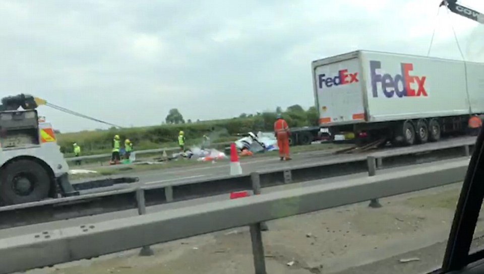 Απίστευτη καραμπόλα στη Βρετανία- Συγκρούστηκαν φορτηγά με μικρό λεωφορείο, 8 νεκροί [εικόνες] | iefimerida.gr 0