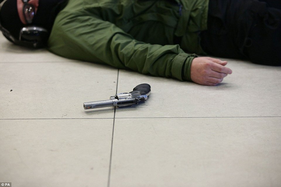 Εντυπωσιακή άσκηση στο Λονδίνο για τρομοκρατικό χτύπημα -Πάνοπλοι αστυνομικοί κυνηγούν τζιχαντιστές σε εμπορικό κέντρο [εικόνες] | iefimerida.gr 1