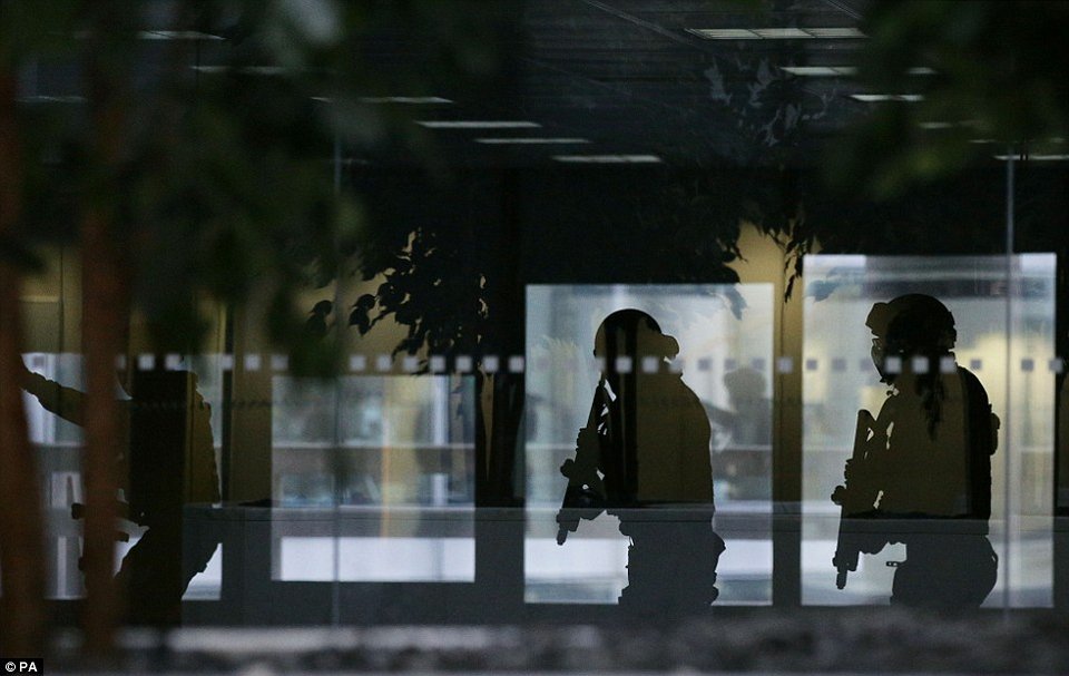 Εντυπωσιακή άσκηση στο Λονδίνο για τρομοκρατικό χτύπημα -Πάνοπλοι αστυνομικοί κυνηγούν τζιχαντιστές σε εμπορικό κέντρο [εικόνες] | iefimerida.gr 2