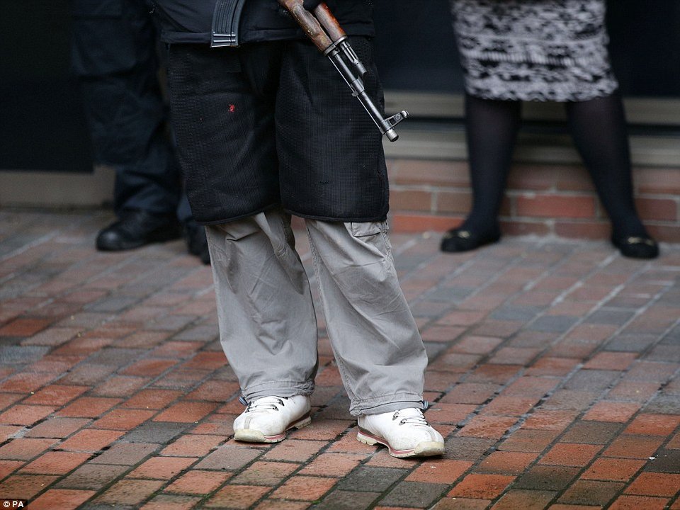 Εντυπωσιακή άσκηση στο Λονδίνο για τρομοκρατικό χτύπημα -Πάνοπλοι αστυνομικοί κυνηγούν τζιχαντιστές σε εμπορικό κέντρο [εικόνες] | iefimerida.gr 4