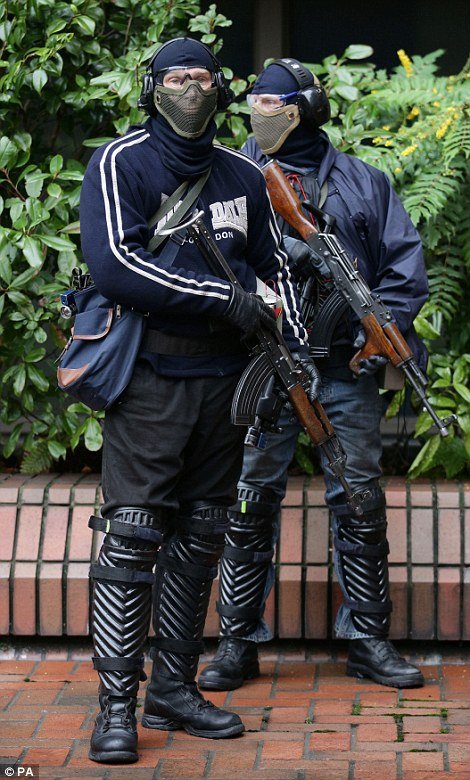 Εντυπωσιακή άσκηση στο Λονδίνο για τρομοκρατικό χτύπημα -Πάνοπλοι αστυνομικοί κυνηγούν τζιχαντιστές σε εμπορικό κέντρο [εικόνες] | iefimerida.gr 5