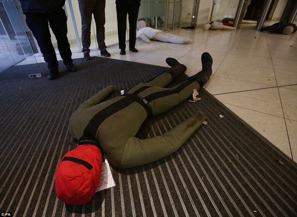 Εντυπωσιακή άσκηση στο Λονδίνο για τρομοκρατικό χτύπημα -Πάνοπλοι αστυνομικοί κυνηγούν τζιχαντιστές σε εμπορικό κέντρο [εικόνες] | iefimerida.gr 6