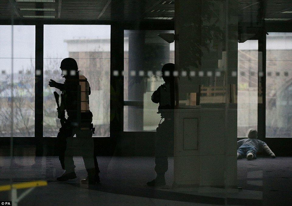 Εντυπωσιακή άσκηση στο Λονδίνο για τρομοκρατικό χτύπημα -Πάνοπλοι αστυνομικοί κυνηγούν τζιχαντιστές σε εμπορικό κέντρο [εικόνες] | iefimerida.gr 7