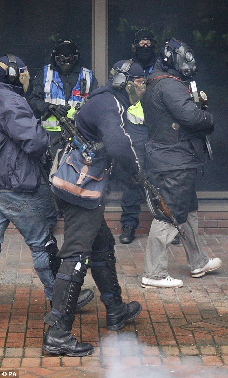 Εντυπωσιακή άσκηση στο Λονδίνο για τρομοκρατικό χτύπημα -Πάνοπλοι αστυνομικοί κυνηγούν τζιχαντιστές σε εμπορικό κέντρο [εικόνες] | iefimerida.gr 13