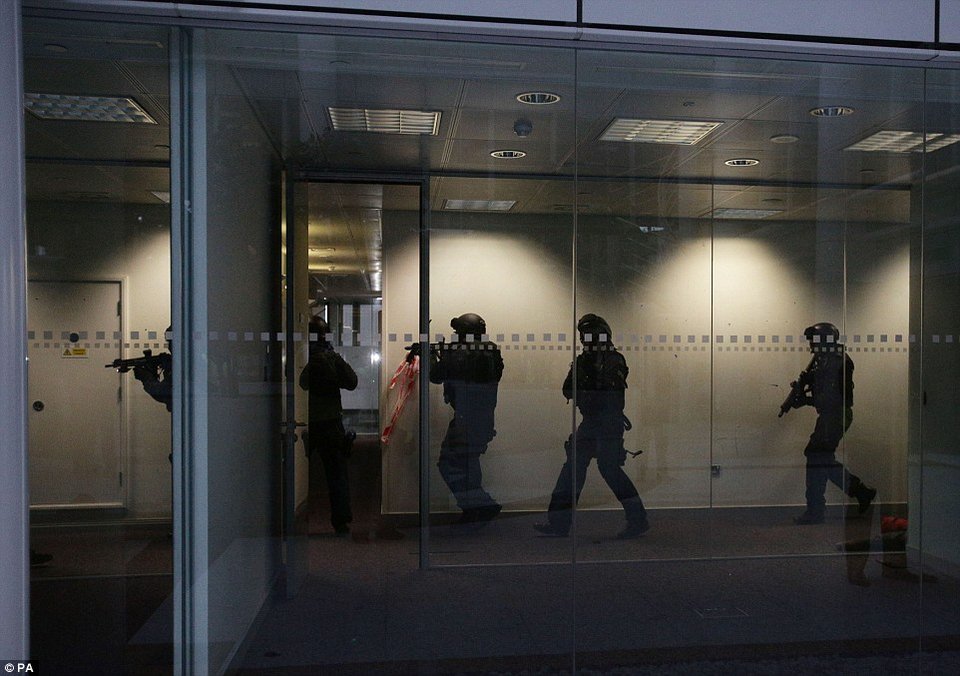 Εντυπωσιακή άσκηση στο Λονδίνο για τρομοκρατικό χτύπημα -Πάνοπλοι αστυνομικοί κυνηγούν τζιχαντιστές σε εμπορικό κέντρο [εικόνες] | iefimerida.gr 15