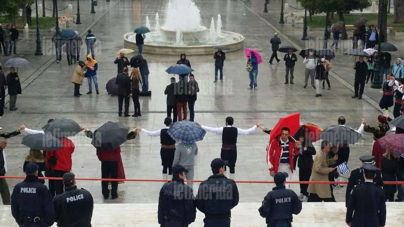 Κάνουν ζέσταμα στο Σύνταγμα τα χορευτικά συγκροτήματα -Μετά την παρέλαση θα αρχίσει το γλέντι [εικόνες] | iefimerida.gr 0